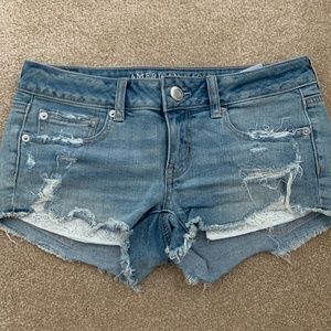 American Eagle Light Wash Super Low Short (Size 2)